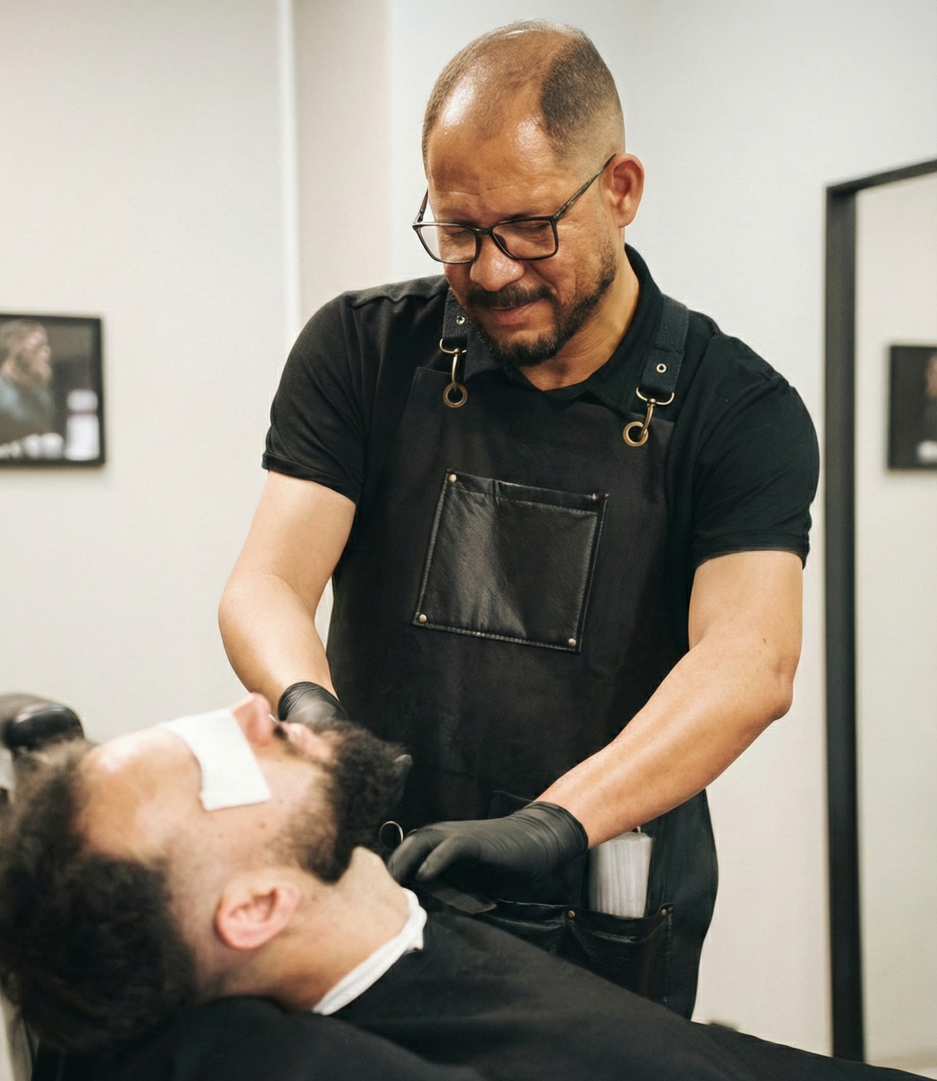 Barbeiro estilizando o cabelo de um cliente